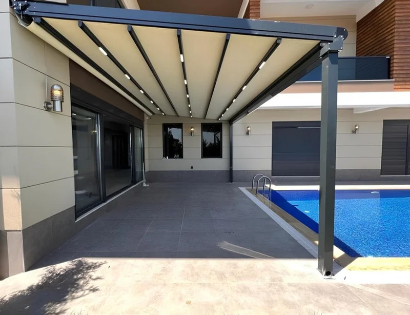 Villa terasında pergola ve havuz uygulaması
